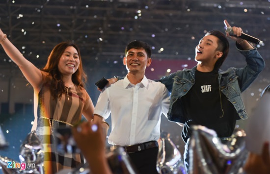Bố mẹ Sơn Tùng lên sân khấu chia vui với con trai. Với Sơn Tùng, được tổ chức sinh nhật trong vòng tay của bố mẹ và hàng nghìn người yêu quý là điều anh không thể quên.