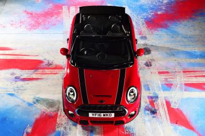 MINI Convertible. Những chiếc xe mui trần của MINI đã trở nên “trưởng thành” và tập trung hơn là đáng yêu như trước, vẫn giữ lại hệ xử lý “go-kart” thương hiệu của MINI. Phần mái gấp lại nhanh gọn về phía sau, nhưng có ảnh hưởng đến không gian khiến xe trở nên có chút chật chội nếu có người ngồi phía sau. Đi 2 người, thêm hành lý là lý tưởng nhất nếu sử dụng MINI mui trần.