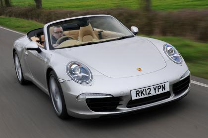 Porsche 911 Cabriolet. Nếu kiếm tìm một chiếc mui trần 4 chỗ với hệ xử lý sắc nét, hãy tìm đến Porsche 911 Cabriolet. Giá của xe rất cao - 80.000 bảng, nhưng đáng tiền, xe chạy ngon như mẫu coupe 911 mới nhất, và mui có thể đóng mở chỉ trong 13 giây khi xe đang với vận tốc tới 56 km/h.