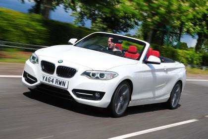 BMW 2 Series Convertible. Hệ truyền động bánh sau tạo cho chiếc 2 Series một cảm giác thể thao hơn. Đây là chiếc xe thay thế cho mẫu 1-Series Convertible cũ, và ngoại hình khá giống nhau, những mẫu 2 Series cải tiến hơn rất nhiều ở mọi mặt. Dù không phải chiếc xe thiết thực nhất, nhưng đây là một trong những xe mui trần nhỏ gọn tốt nhất hiện giờ.