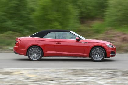 Audi A5 Cabriolet. Chiếc mui trần 4 chỗ mới nhất của Audi có sự tinh tế giống của mẫu coupe mui kín, nhờ hệ cách âm tốt nên khi phần mui nhiều lớp hoạt động không bị ồn ào. Động cơ V6 350 mã lực của xe cũng hoạt động rất êm, dù âm thanh sẽ không sống động được như trên xe R8.