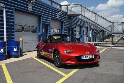 Mazda MX-5. Chiếc xe mui trần 2 chỗ truyền động cầu sau này là một chiếc xe hoạt động rất tốt dù có dựng mui hay không. Kích cỡ nhỏ hơn, nhẹ hơn 100kg và kinh tế hơn so với chiếc xe tiền nhiệm. Thiết kế sắc cạnh mới cũng là một điểm hấp dẫn, nội thất cập nhật với hệ thống giải trí mới nhất MZD Connect của Mazda.