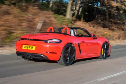 Porsche 718 Boxster. Boxster là chiếc mui trần 2 chỗ thân thiện với người dùng một cách đáng ngạc nhiên. Không gian thoải mái, nội thất chất lượng và phần mui mềm có thể đóng mở chỉ trong 9 giây. Tuy nhiên mức giá của Boxster khởi điểm từ 45.000 bảng, khá cao so với một chiếc xe 4 xy-lanh.