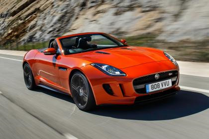 Jaguar F-Type. Được đánh giá là chiếc mui trần có ngoại hình đẹp nhất, F-Type còn sử dụng động cơ siêu tăng áp V6 3.0 lít hoặc V8 5.0 mang lại cả tốc độ tuyệt vời lẫn âm thanh sống động. Xe có thiết kế hiện đại, và phần mui cũng gấp gọn nhanh chóng chỉ trong 12 giây.