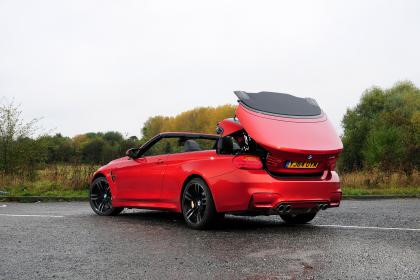 BMW 4 Series Convertible. Phần mui cứng có thể gập giúp chiếc 4 Series trở thành chiếc xe độc đáo trong dòng xe mui trần 4 chỗ. Đây là mẫu xe thay thế cho 3 Series Convertible cũ, mẫu 4 Series sử dụng thân xe và nội thất của bản Coupe, nhưng sửa lại phần mái cố định thành mui kim loại 3 mảnh. Giá của BMW 4 Series mui trần sẽ đắt hơn bản coupe từ 4000 - 6000 bảng, tùy theo mẫu xe.