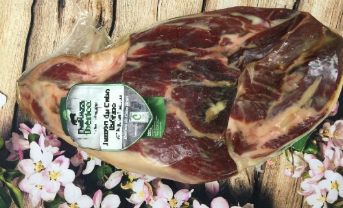  Mỗi lát thịt heo muối thượng hạng 100 gram được rao bán với giá gần 700.000 đồng nhưng vẫn được giới nhà giàu săn lùng gây choáng. Nhiều người cũng tỏ ra tò mò về loại thịt lợn siêu đắt đỏ này. 