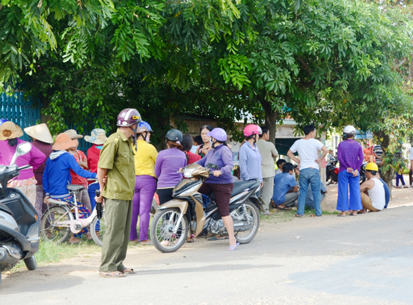 Người dân địa phương tụ tập trước căn nhà bà H bị sát hại
