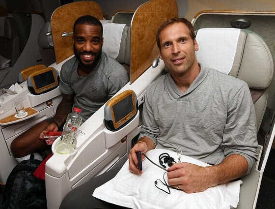 Tân binh Lacazette cũng có tên trong danh sách du đấu