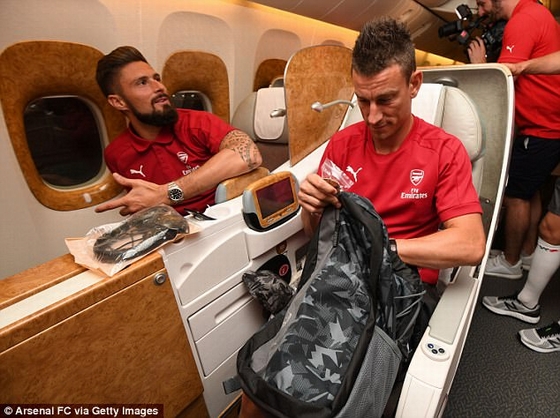 Giroud vẫn tươi cười trước tin đồn ra đi