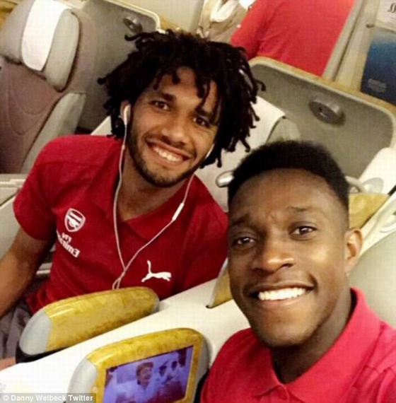 Không khí lạc quan trên chuyến bay của Arsenal