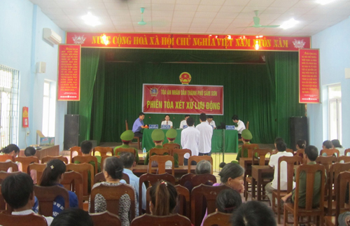 Đưa người đi nước ngoài trái phép, hai bố con đi tù
