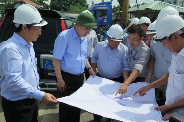 Bí thư Thành ủy TP.HCM Nguyễn Thiện Nhân thị sát thực tế tình hình giao thông tại khu vực cầu vượt Mỹ Thủy dẫn vào cảng Cát Lái - Ảnh: CTV