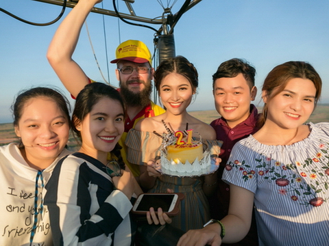 Á hậu Thuỳ Dung đón sinh nhật trên khinh khí cầu
