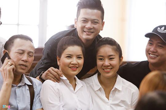Các nghệ sĩ chúc mừng Ngọc Trinh thắng kiện Nhà hát Kịch