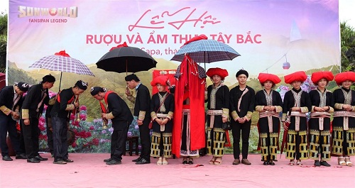 Lễ hội càng trở nên sôi động, hấp dẫn hơn với nghi thức tái hiện lễ cưới của người Dao đỏ. Diễn ra hai lần một ngày, khu du lịch đã phục dựng chi tiết mọi lễ nghi trong tập quán cưới xin của các chàng trai, cô gái Dao đỏ.