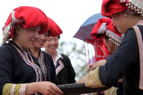 Cô dâu chú rể cùng khách trao nhau những chén rượu nồng như lời báo hỷ của đôi trai gái với bà con xóm giếng đến chung vui và chúc phúc cho đôi uyên ương. Anh Sam Mc. Fenderid ( du khách New Zealand) thốt lên: “ Với một người nước ngoài như tôi thì có lẽ không gì tuyệt vời hơn là có thể chứng kiến một phong tục nghi lễ truyền thống của con người nơi đây. Tôi đã theo dõi từ đầu đến cuối và xin chụp hình cùng cô dâu chú rể. Thật tuyệt vời khi bạn không cần phải đi tới các bản làng xa xôi mà vẫn có thể trải nghiệm một nghi lễ như vậy ngay tại một khu du lịch như Fansipan ”.