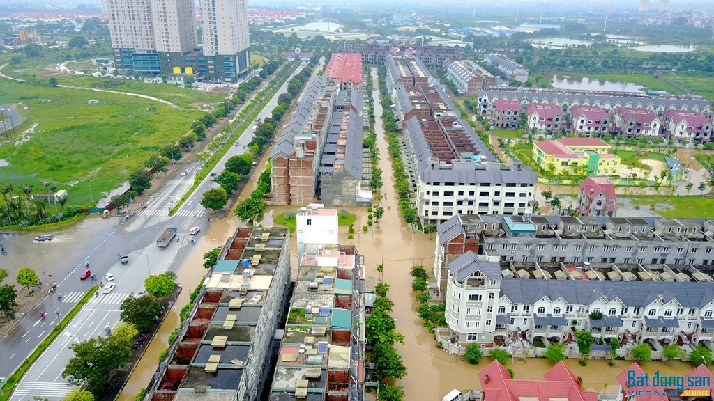 Nguyên nhân xảy ra tình trạng ngập úng này là do hệ thống hạ tầng, thoát nước không đồng bộ và kém.