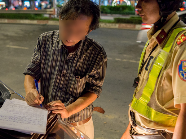 Ký tên biên bản vi phạm hành chính