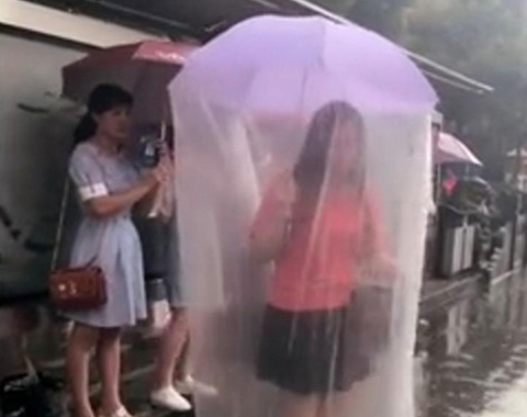 Ngỡ ngàng chiếc ô có hình giống... bao cao su