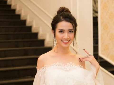 Phan Thị Mơ khoe vẻ đẹp rạng rỡ khi ngồi 'ghế nóng'