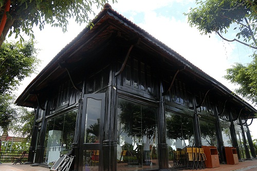 Nhà sàn nằm giữa cánh đồng