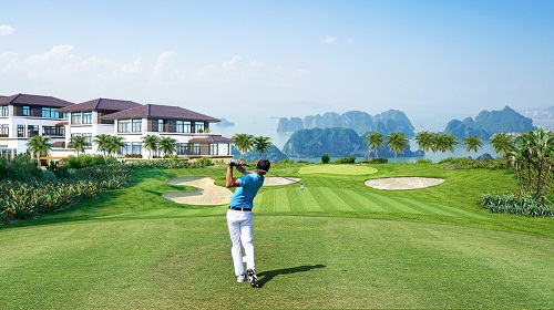Sân golf hướng vịnh trong quần thể nghỉ dưỡng FLC Hạ Long.