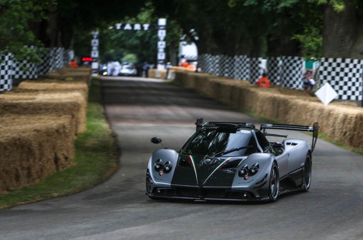 Những chi tiết đáng chú ý khác của Pagani Zonda 760 Oliver Evolution là nắp capô bằng sợi carbon, tích hợp 2 hốc gió cỡ lớn tương tự LM.