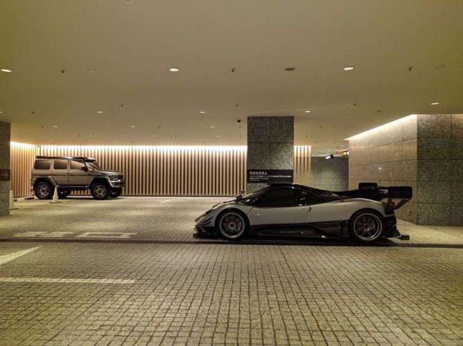 Phần thân của Pagani Zonda 760 Oliver Evolution được sơn màu xám nhám. Trong khi đó, nắp capô, nóc và đuôi phía sau được phủ màu đen đối lập. Thêm một điểm trang trí của siêu xe là 3 đường kẻ đối xứng 2 bên với 3 màu đỏ, trắng, xanh lá cây trên nắp ca-pô.
