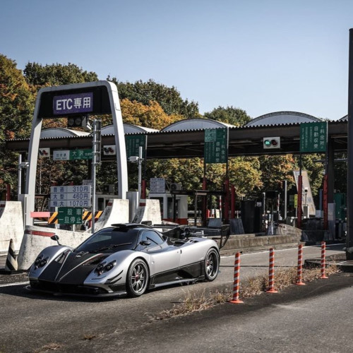 Pagani Zonda 760 Oliver Evolution sử dụng động cơ V12, hút khí tự nhiên, dung tích 7,3 lít, sản sinh công suất tối đa 760 mã lực tại vòng tua máy 8.000 vòng/phút và mô-men xoắn cực đại 779 Nm tại vòng tua máy 4.500 vòng/phút. Sức mạnh động cơ được truyền tới cầu sau qua hộp số tuần tự 7 cấp.