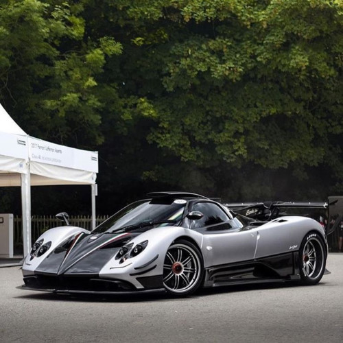 Pagani Zonda 760 Oliver Evolution còn được trang bị phanh carbon-gốm có đường kính 380 mm trên cả 4 bánh và kẹp phanh 4 piston. Bộ vành của siêu xe độc nhất này có đường kính 19 inch trước và 20 inch sau. Vành đi kèm với lốp Pirelli P Zero có kích thước 255/35/R19 trước và 335/30/R20 sau.