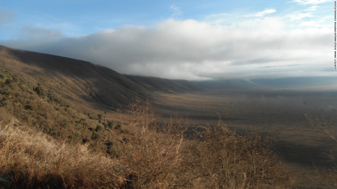 3. Khu bảo tồn Ngorongoro – Tanzania  Đây là khu bảo tồn thiên nhiên và di sản thế giới được thành lập vào năm 1959, rộng 809.440 ha, nằm ở phía Đông nam của Vườn quốc gia Serengeti, phía Tây của thung lũng Great Rift, Tanzania.  Ngọn núi Ngorogoro được tạo ra khi một núi lửa khổng lồ hoạt động cách đây khoảng 2-3 triệu năm, đây là địa điểm lý tưởng để du khách nhìn ngắm những động vật hoang dã ở châu Phi như: Sư tử, tê giác, báo, voi và trâu, ngọn núi này còn là nơi sinh sống của hầu hết các loài động vật hiện có ở Đông Phi. Bên cạnh đó, miệng núi lửa tạo ra khung cảnh huyền ảo, đặc biệt là khi mặt trời lặn.