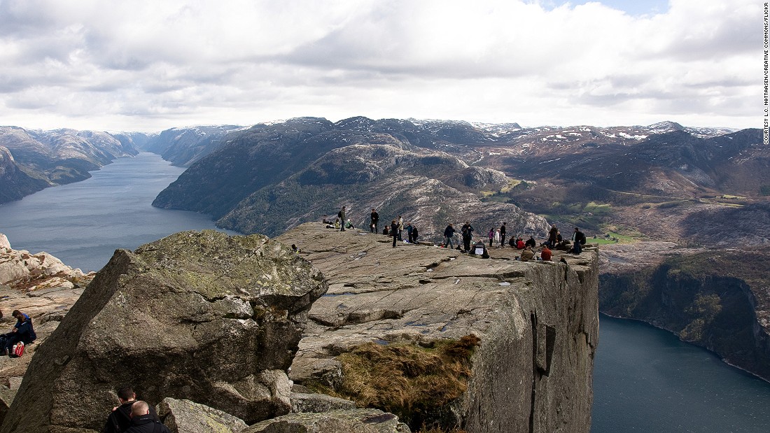 1. Preikestolen – Vách đá dốc đứng ở Na Uy  Vách đá dốc đứng này có độ cao 604m nằm trên Lysefjorden, đối diện với cao nguyên Kjerag, Na Uy. Đỉnh của vách đá có độ rộng khoảng 625m vuông và gần như bằng phẳng.  Vách đá Preikestolen nằm ở phía nam của Jorpeland. Muốn tới được Preikestolen, du khách phải đi bộ khoảng 90 phút từ bãi đỗ xe công cộng.