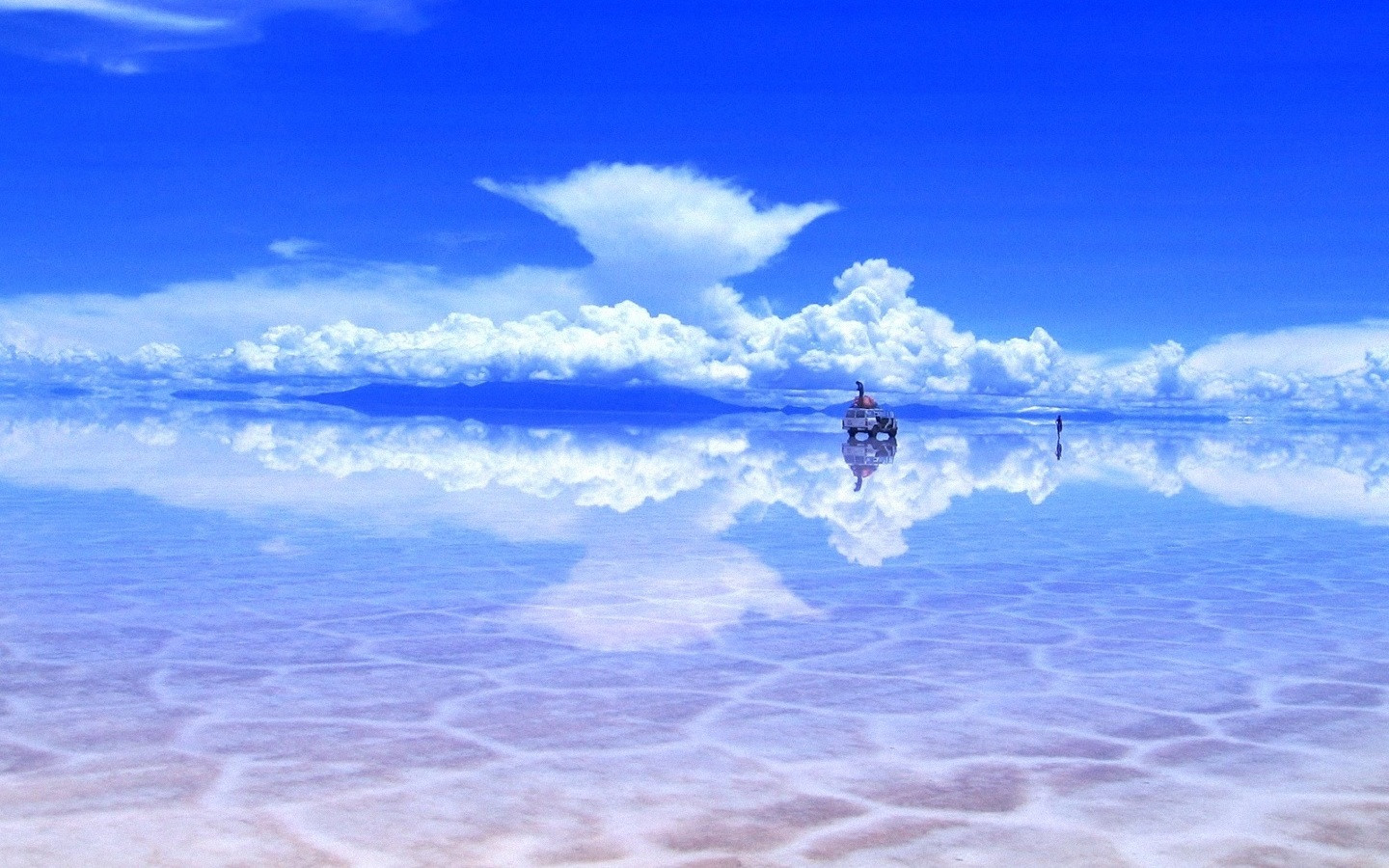 2.Gran Salar de Uyuni – Cánh đồng muối lớn nhất thế giới thuộc Bolivia  Hồ muối cạn này có diện tích 10582 km vuông, gần dãy Andes với độ cao 3650m.  Mặt hồ phẳng, toàn bộ một màu trắng tạo ra những phản xạ màu sắc đẹp kỳ ảo mà khó nơi nào trên thế giới có được.  Gran Salar de Uyuni nằm cách La Paz, thủ đô hành chính của Bolivia 533 km về phía Nam.