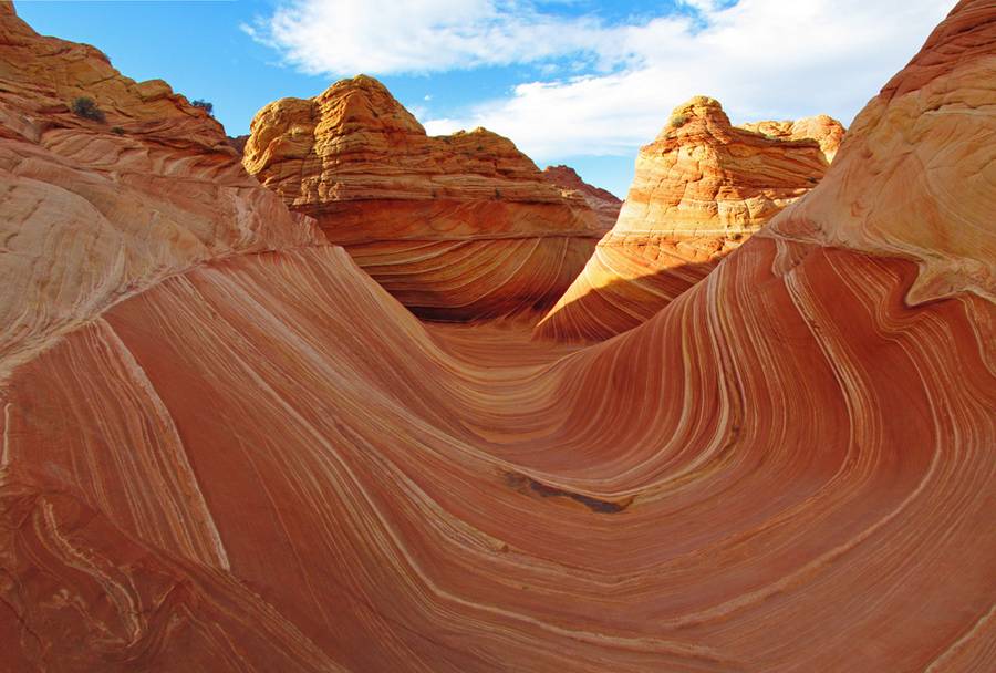 4. Hẻm núi Paria, bang Arizona, Mỹ  Hẻm núi Paria thuộc miền bắc Arizona, Mỹ. Nơi đây có những sườn núi hình sóng xếp chồng lớp rất đặc biệt.  Du khách muốn tới đây cần phải có giấy phép của Cục Quản lý Đất đai - giấy phép đi qua đêm có kèm theo túi đựng rác thải. Bạn có thể thuê một hướng dẫn viên thông qua Cục Quản lý Đất đai bang Arizona.  Hẻm núi Paria cách thành phố Kanab 69 km về phía đông.