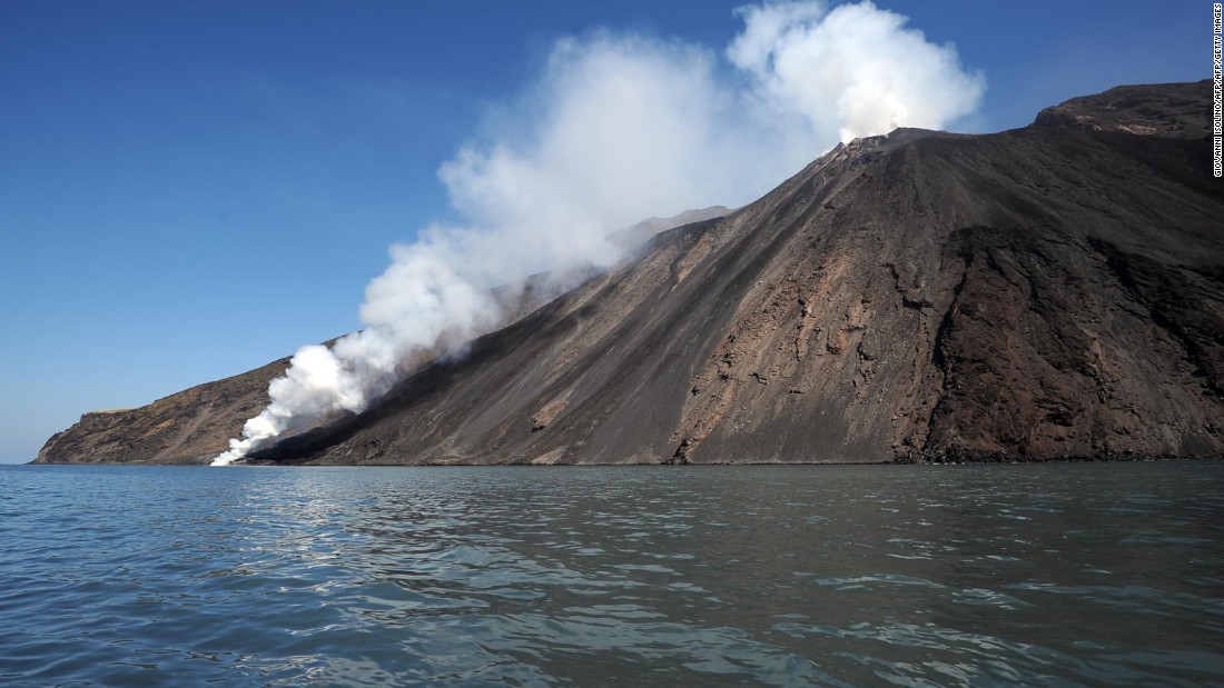 5.Ngọn núi lửa Stromboli – Ý  Stromboli là một trong số ít những ngon núi lửa vẫn đang hoạt  động ở Ý, nó thường xuyên phun dung nham, khí đốt và tro. Chính cảnh tưởng này đã hấp dẫn du khách ưa mạo hiểm và các nhà nghiên cứu núi lửa tới đây.  Ngọn núi lửa này là một phần của Quần đảo Aeolian ngoài khơi bờ biển Sicily, Ý. Stromboli là một hòn đảo núi lửa nhỏ với hàng trăm cư dân sinh sống. Họ được miêu tả như những người không sợ chết.
