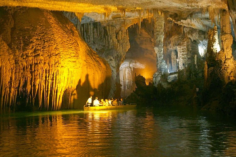 7.Hang động Jeita  Hang động Jeita nằm trong thung lũng Nahr al-Kalb, Lebanon  cách Beirut 29km về hướng Đông Bắc. Hang động Jeita Grotto bao gồm các hang đá vôi ngầm dưới thời tiền sử với những màu sắc sinh động và các mỏm đá nhân tạo lớn nhất thế giới.  Các hang động bao gồm một mạng lưới các phòng thông mới nhau và một phòng trưng bày kéo dài 9 km. Du khách có thể tiếp cận hang động này qua một con sông ngầm. Tour du lịch trong hang động kéo dài hai tiếng đồng hồ.
