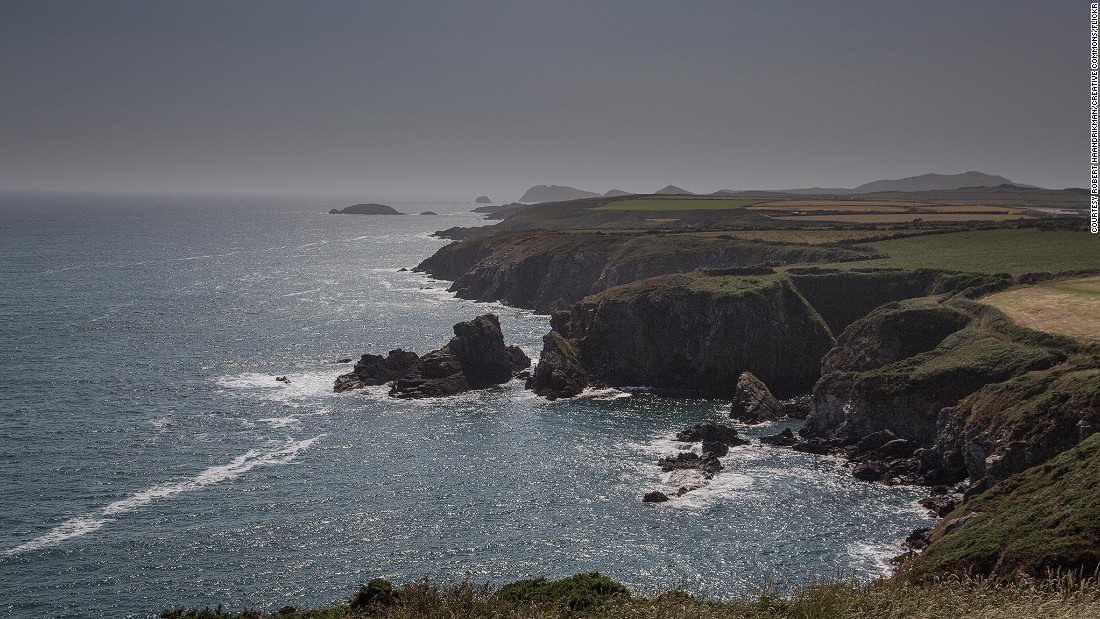 8.Tuyến Đường Biển Quốc gia Pembrokeshire, xứ Wales  Tuyến đường biển Pembrokeshire kéo dài khoảng 300km từ St. Dogmaels đến Amroth ở Tây Nam xứ Wales. Tuyến đường biển này quanh năm ẩm ướt và lộng gió. Tuy nhiên, du khách có thể chiêm ngưỡng khung cảnh đẹp mê hoặc dọc tuyến được biển này vào những ngày nắng.