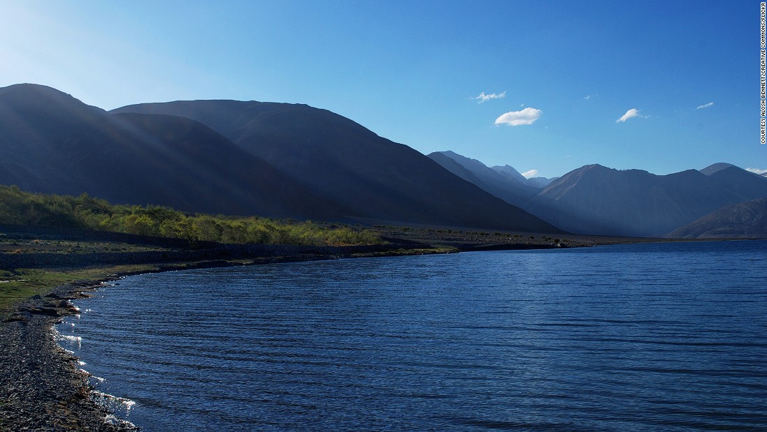 9. Hồ Pangong Tso  Hồ nước mặn này nằm sâu trong dãy Himalaya ở độ cao 4.350m, hồ nằm trong một khu vực đang tranh chấp giữa Ấn Độ và Trung Quốc.  Du khách có thể tới hồ Pangong Tso bằng một con đường núi từ thị trấn Leh của Ấn Độ, nhưng muốn tới đó, du khách sẽ cần phải có giấy phép thông qua một hướng dẫn viên đã đăng ký
