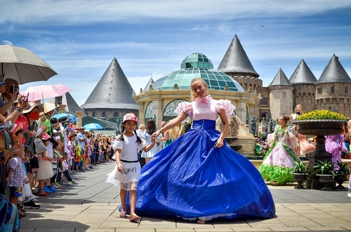 Lễ hội bia B’estival Sun World Ba Na Hills 2017 diễn ra trong khung giờ từ giờ 10h- 15h hàng ngày. Du khách sẽ được tặng Coupon miễn phí 01 ly bia tại các điểm lên Cáp treo (trừ trẻ em dưới 1m3).