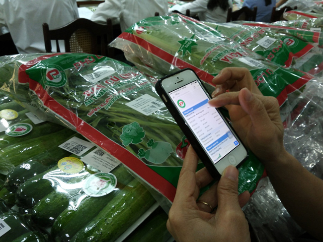 Truy xuất nguồn gốc rau thông qua ứng dụng trên smartphone - Ảnh: CTV