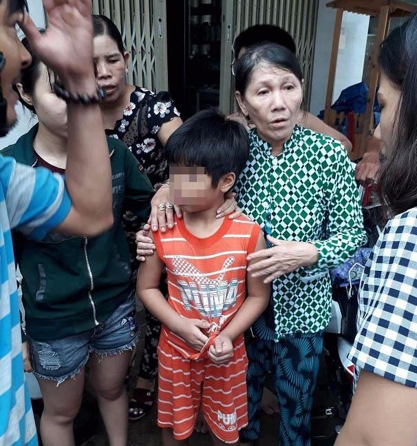 Dụ chở đi lấy điện thoại, bé 8 tuổi suýt bị bắt cóc