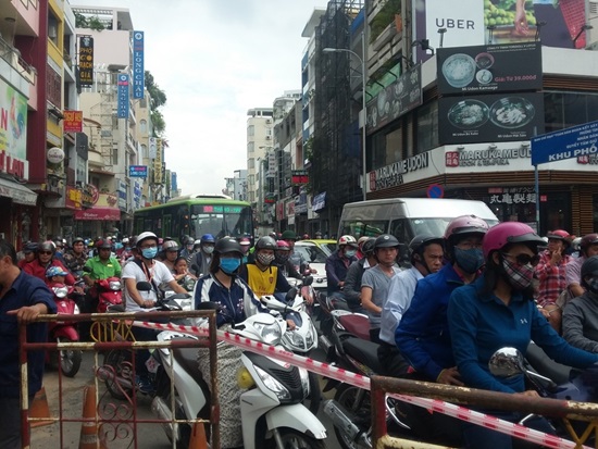 TP HCM: Ùn tắc nghiêm trọng vì xe rác bất ngờ bị sụp hố sâu