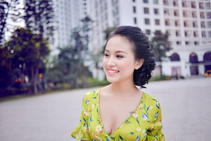 Vân Hugo từng có đám cưới đẹp như mơ vào năm 2008. Sau đó, 2 vợ chồng cô đi du học, cùng trải qua quãng đời du học sinh. Tuy nhiên, đến năm 2013, hôn nhân của Vân Hugo và chồng tan vỡ và cô mất gần 2 năm mới vượt qua được khủng khoảng. Vân Hugo giờ đây chọn cuộc sống yên bình khi nuôi dạy con, chuyên tâm vào công việc tại VTV và sự nghiệp kinh doanh riêng.