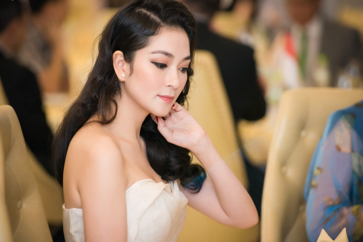 Những bà mẹ đơn thân xinh đẹp và lận đận của showbiz Việt