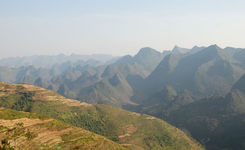 Vào các dịp chợ phiên vào chủ nhật (chợ phiên Đồng Văn; chợ phiên Mèo Vạc…) du khách có thể thưởng thức các món như mèn mén (ngô xay đồ chín), xôi màu, bánh ngô, thịt gà, thịt bò khô, rau cải mèo, măng nứa, thắng cố, thịt hun khói và lạp sườn hun khói, rượu ngô… Du khách có thể mua sắm các sản phẩm lưu niệm truyền thống như: thổ cẩm, vải lanh, các đồ trang sức,… tại các làng văn hóa, làng nghề truyền thống, các điểm tham quan, chợ phiên… trên cao nguyên đá. Và nếu bạn cần hướng dẫn viên để tham quan nơi này, có thể liên hệ với BQL Công viên địa chất toàn cầu Cao nguyên đá Đồng Văn tại địa chỉ: Tổ 16, phường Trần Phú, thành phố Hà Giang, tỉnh Hà Giang. Điện thoại: (84-219) 3860 393