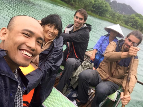 Ngày 17/7, mẹ con Sơn có mặt tại Tràng An - Ninh Bình