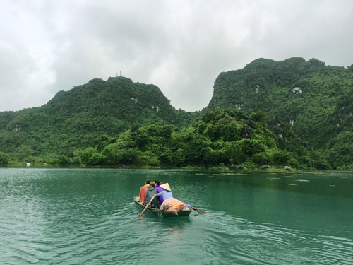 Mỗi ngày, hai mẹ con chạy hàng trăm cây số