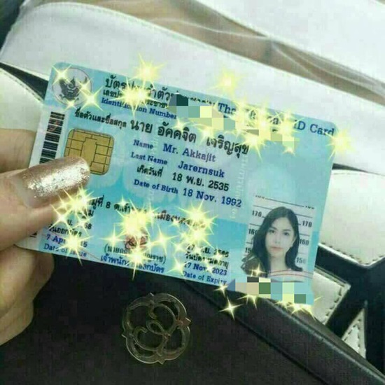 Đi kèm cùng loạt ảnh của cô nàng xinh đẹp, trang Facebook khá nổi của Thái Lan còn đăng tải tấm thẻ căn cước khẳng định cô là người chuyển giới.