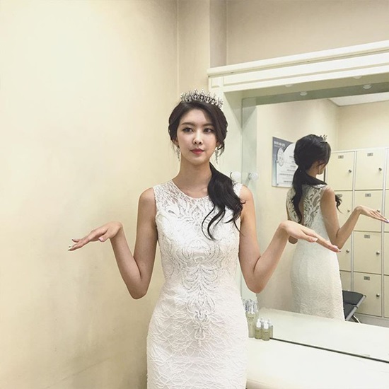 Tuy nhiên, rất nhanh chóng, một số người đã bày tỏ sự hoài nghi về độ xác thực của thông tin do Thai Visa đăng tải. Nhiều người cho rằng gương mặt quá xinh đẹp cùng thân hình thon gọn và mềm mại kia chắc chắn là của một cô gái thực thụ và rằng tấm thẻ căn cước không hề có liên quan gì đến nhân vật trong những bức ảnh xinh đẹp đó.