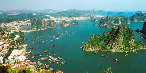 Vịnh Hạ Long. Ảnh: TCDL